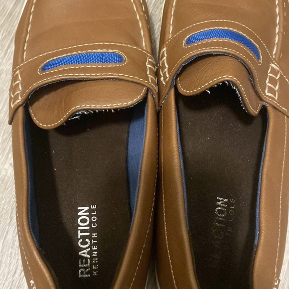 Kenneth Cole moccasins size 3 (34 Euro) brown.  Small scuff in front of 1 shoe - Picture 3 of 5